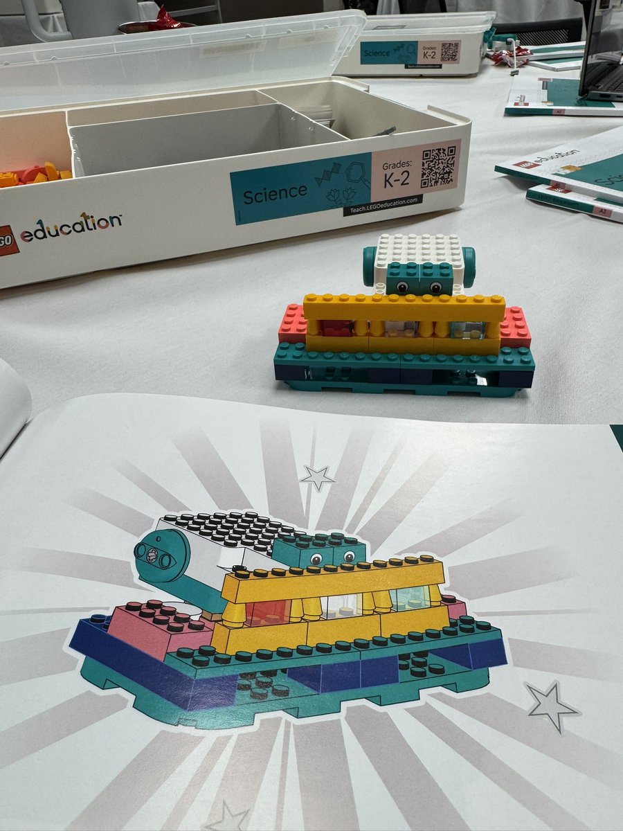 Learning with <a href="/LEGO_Group/">LEGO</a> this afternoon! Thank you <a href="/NEF203/">NEF</a> for these awesome Lego kits! #WeAre203