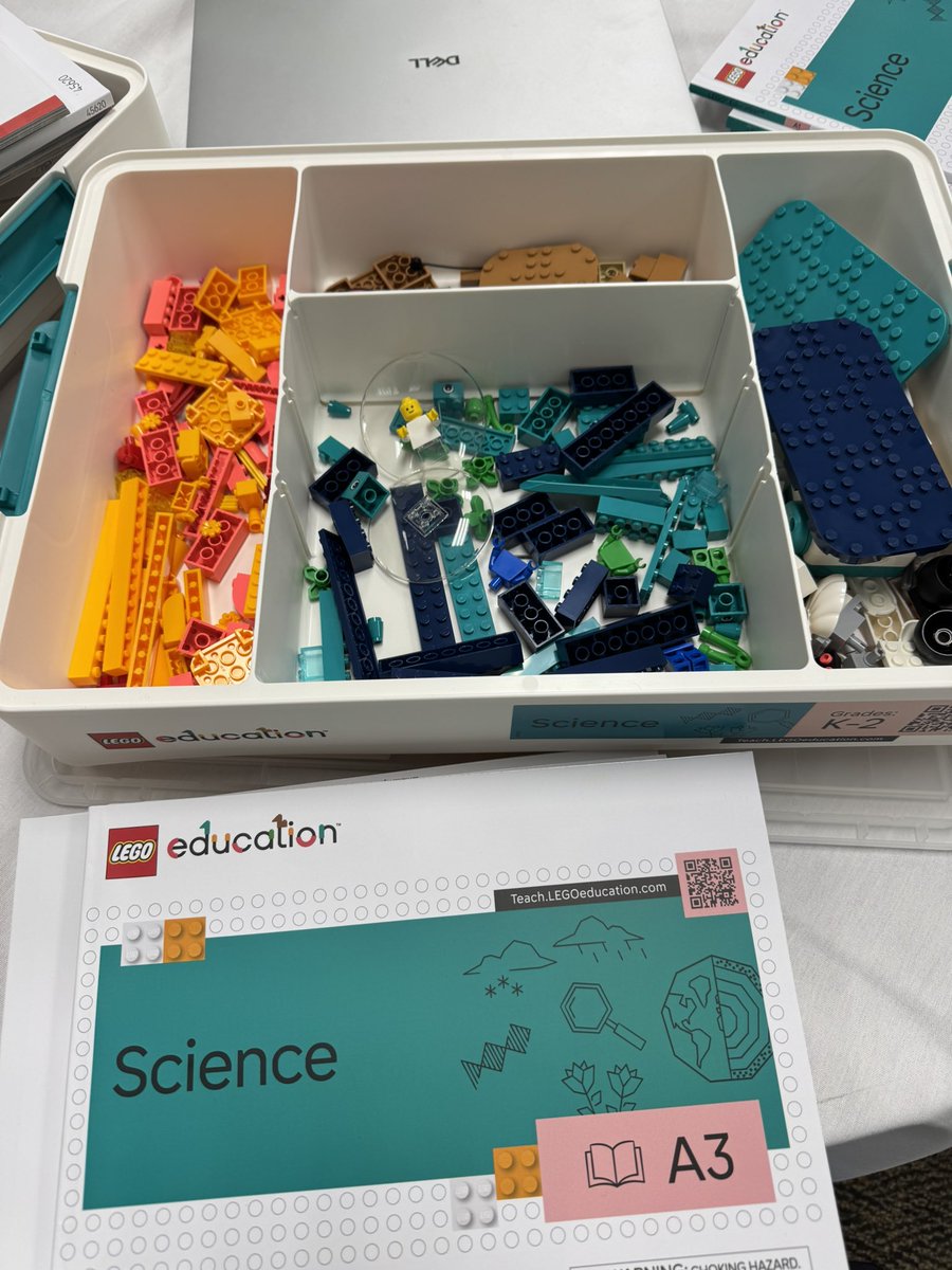 MissNebor's tweet photo. Learning with @LEGO_Group this afternoon! Thank you @NEF203 for these awesome Lego kits! #WeAre203 https://t.co/jAYVmT6geL