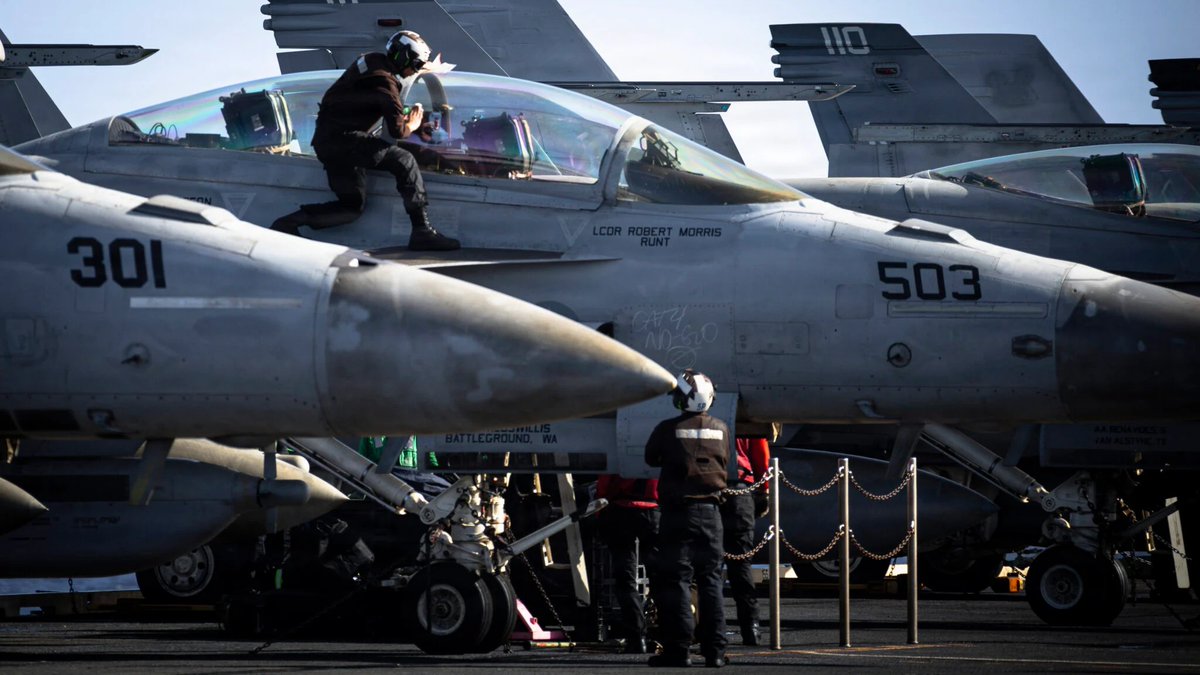 aircraftcarrier's tweet photo. Flight deck prep! Sailors from Electronic Attack Squadron 142 conducted preflight checks on an E/A-18G Growler from Carrier Air Wing 8 aboard USS Gerald R. Ford (CVN 78).
#USNavy #CVN78 #USSGeraldRFord #FlightOps #CarrierAviation #FleetReady https://t.co/3gYfYWRcOf