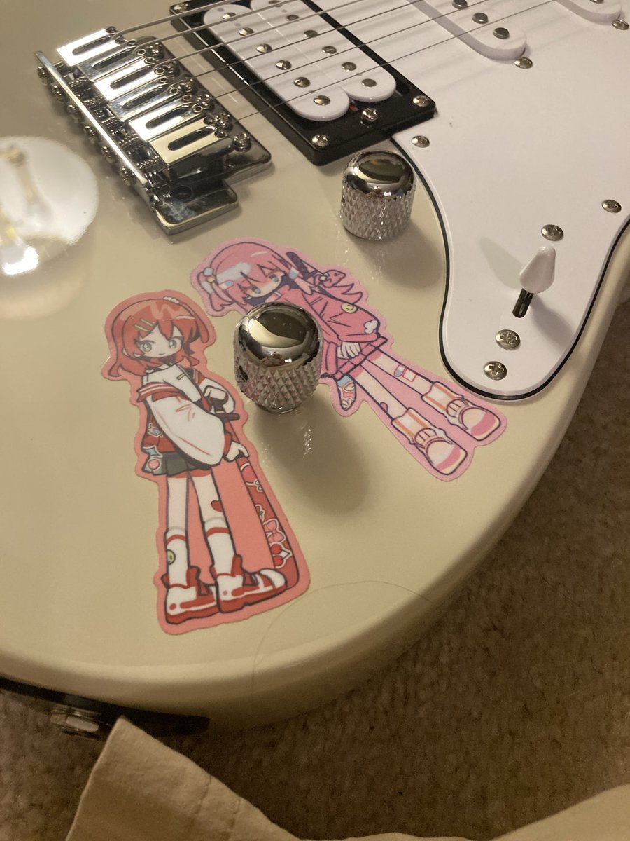 dizzyaces's tweet photo. bought stickers and put them on my guitar https://t.co/1ahdPTJOC1