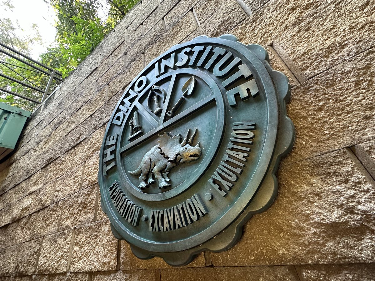 shwtec's tweet photo. The Dino Institute is always worth a visit. 
🦖
Thanks, @Dr_GrantSeeker , for this transdimesional joyride 😉 https://t.co/yeN5z4NpdO