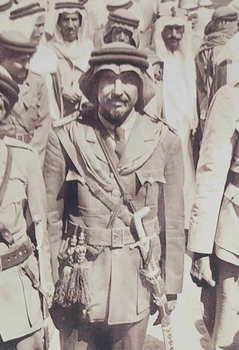 b0fs_'s tweet photo. عبدالله ابن نامي الشمري 🇸🇦 يطارد العرشي امير منطقة ميدي في #اليمن بعد استيلاء القوات السعودية ويأسره ويقتل اتباعه 
- الراوي الامير عبدالله بن فيصل ال سعود
- في زمن الملك عبد العزيز ال سعود https://t.co/P2xNBAsW0r