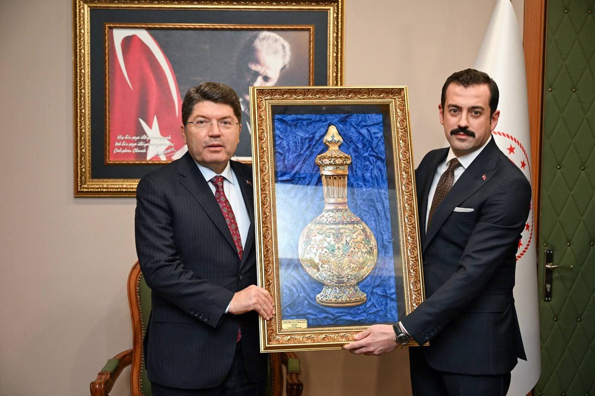 Adalet Bakanı/Hakimler ve Savcılar Kurulu Başkanı Sayın Yılmaz TUNÇ, 2023 yılı Aralık ayında temel atma törenine iştirak ettiği ve geçtiğimiz aylarda faaliyete başlayan Akçaabat Adalet Sarayına ziyarette bulundu. Sayın Bakanımıza ziyaretinden dolayı şükranlarımı arz ederim.⚖️🇹🇷⚖️