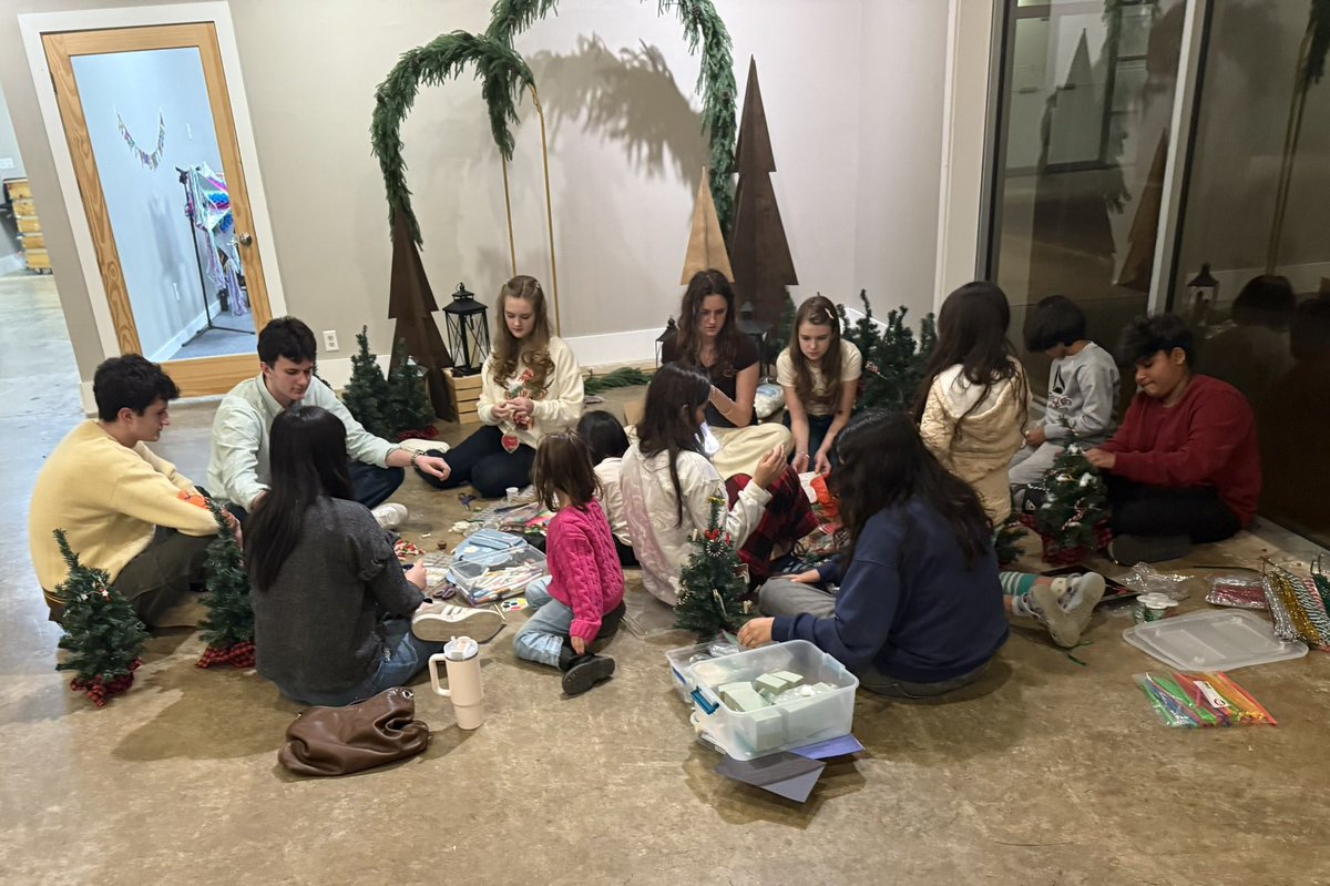 TaunyaPainter's tweet image. Happy @UN Volunteer Day. Bellwether students partnered with CP ESL to support low income immigrants with “Help for the Holidays”—tickets to Christmas experiences, activities for the kids, and a nice meal.