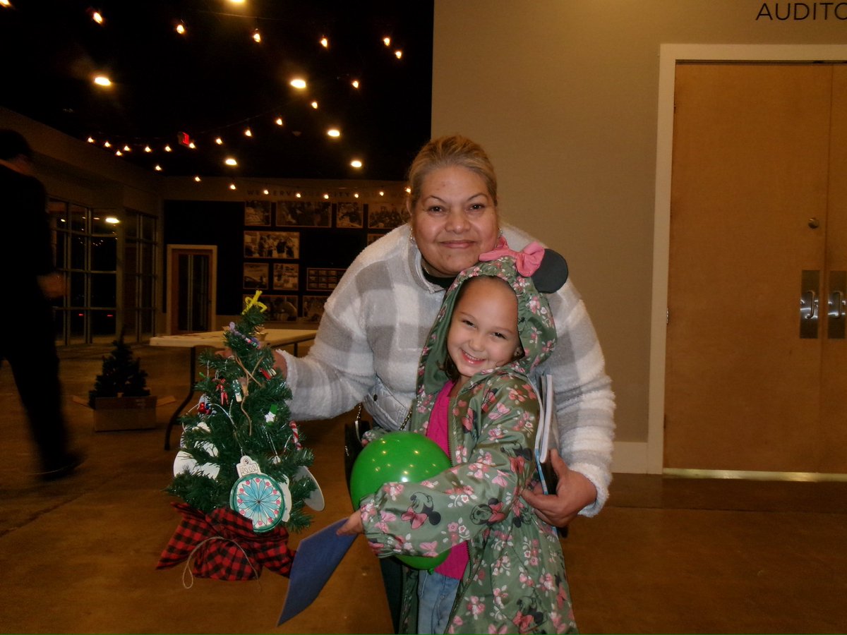 TaunyaPainter's tweet image. Happy @UN Volunteer Day. Bellwether students partnered with CP ESL to support low income immigrants with “Help for the Holidays”—tickets to Christmas experiences, activities for the kids, and a nice meal.