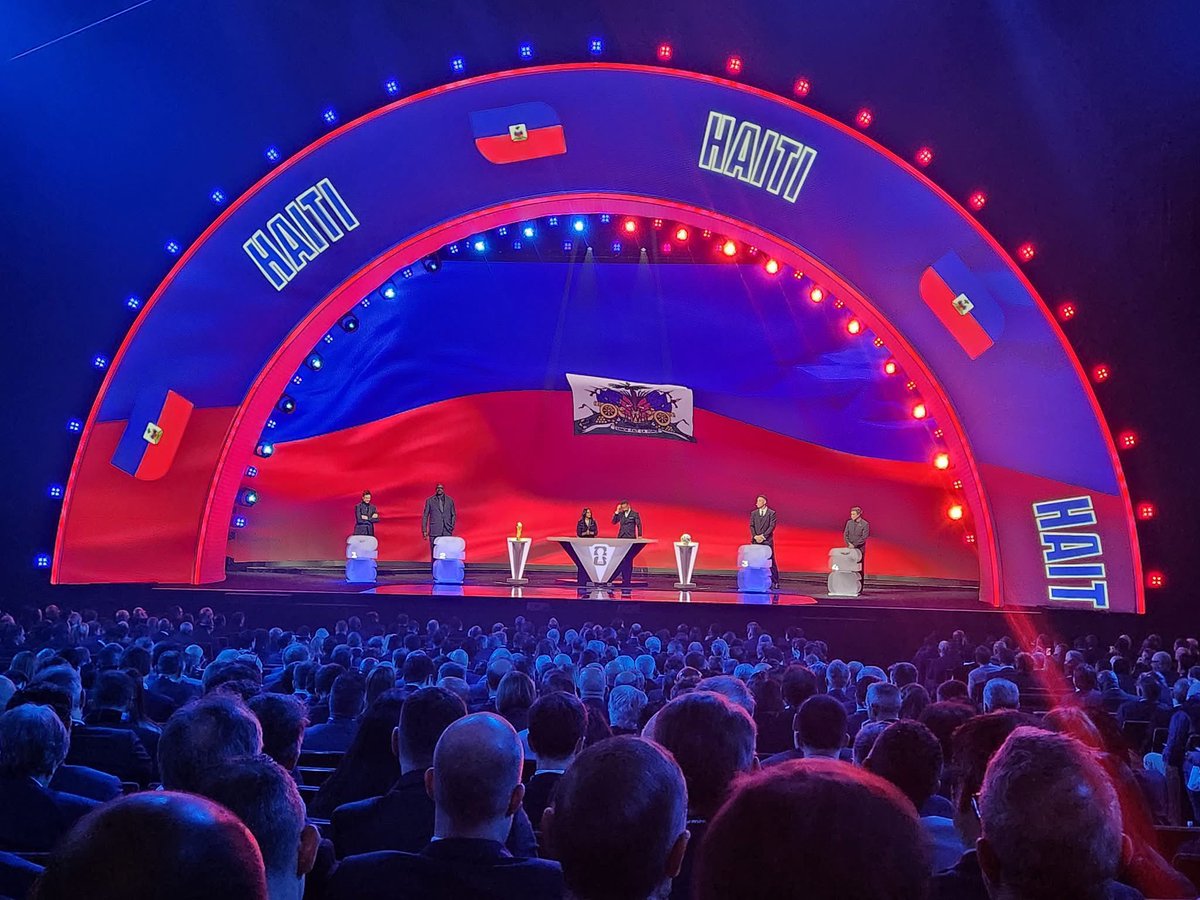 lesydd's tweet image. Et un jour l’espoir renaît, le bicolore flotte pour raviver l’histoire et la mémoire…💜🇭🇹