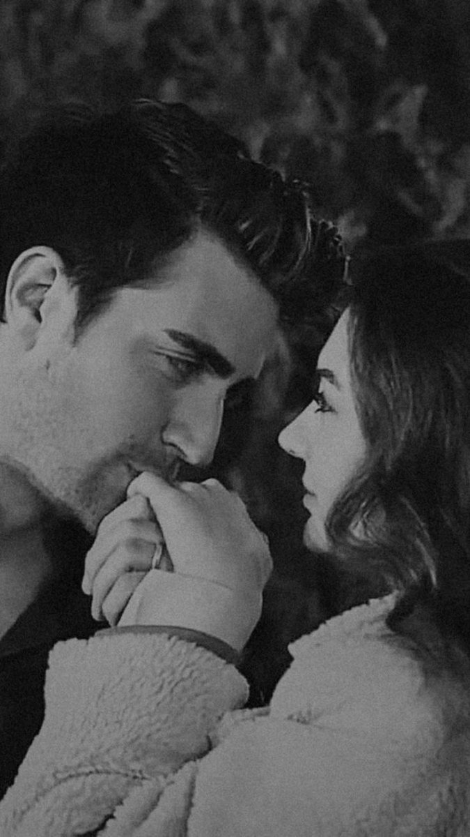 أود تقبيل عيناك التي أرهقَت قلبي حبـاً🔥💙.