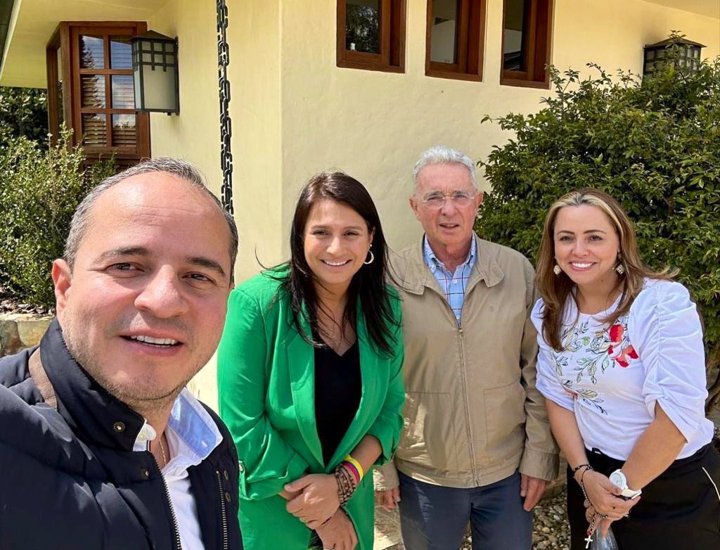 Dios nos preparó para asumir grandes retos como equipo político y como partido y estamos listos para responderle. Estoy orgullosa de nuestra mentora y jefe <a href="/PaolaHolguin/">Paola Holguín 🇨🇴</a>, nos esperan grandes desafíos por recorrer. 

A <a href="/Juan_EspinalR/">Juan Espinal</a> todo mi cariño y apoyo en esta nueva etapa que