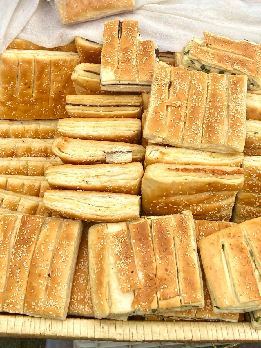 evansayana's tweet photo. 藏在老巷里的「张记酥饼」！刚出炉的咸香千层酥，咬一口掉渣还爆葱香肉沫，5元2个超实在，路过一定要冲～ https://t.co/oE5PU2DZtj