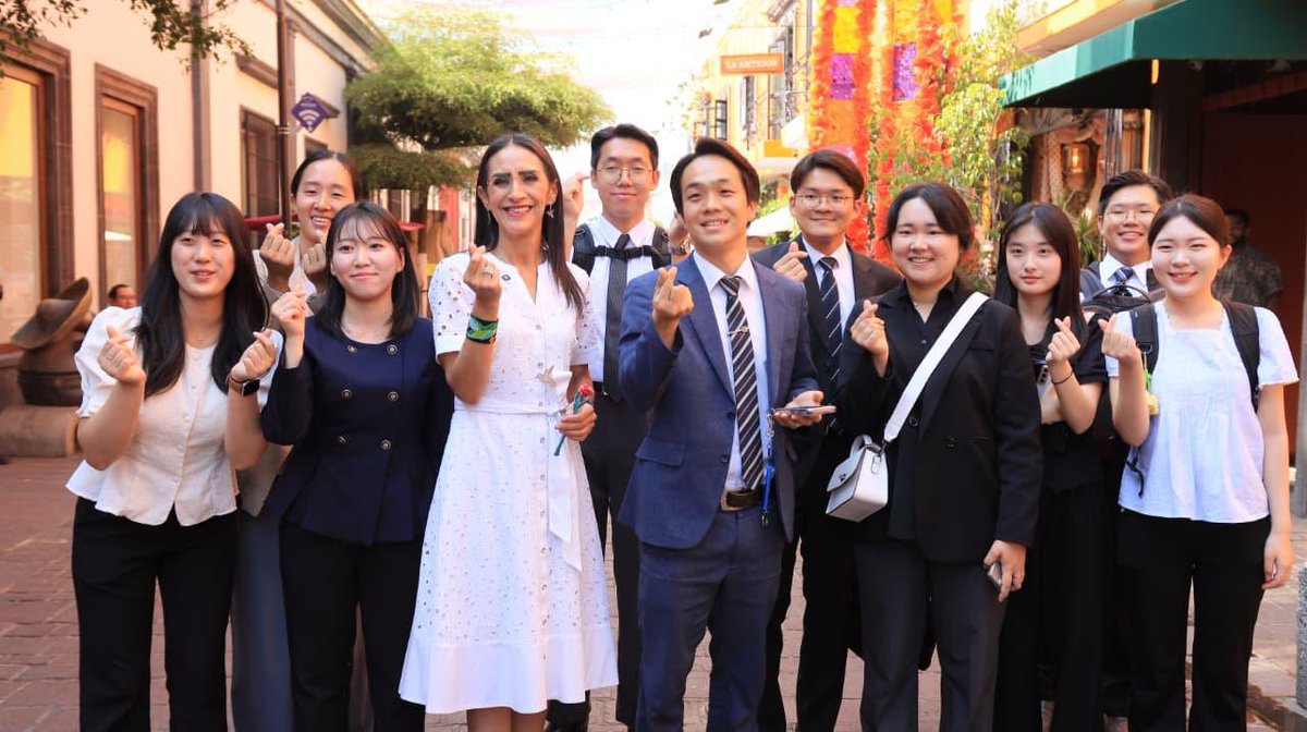 Como señal del destino, hace unos días me encontré a  un grupo de turistas de Corea quienes se enamoraron de nuestro #PuebloMágico 

Hoy, en el sorteo de la <a href="/FIFAWorldCup/">FIFA World Cup</a> resultó que <a href="/miseleccionmx/">Selección Nacional</a> jugará en Jalisco el 18 de junio contra <a href="/theKFA/">theKFA</a> Corea del Sur 🇲🇽🇰🇷⚽

¡Les damos