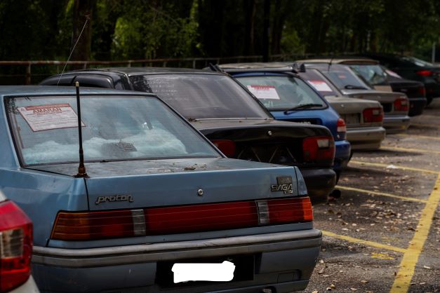 rinmansor's tweet photo. Aku pelik kenapa parking area kedai2 tiber banyak kosong harini. Biasa banyak lori &amp; kereta berkarat memenuhi parking

Rupanya penguatkuasa DBKL tengah round tulis saman. Owner bengkel sekitar ni laju2 alih koleksi kesayangan

Nanti abang DBKL balik, diorang datang balik 🤣 https://t.co/C1s7gJmY4k
