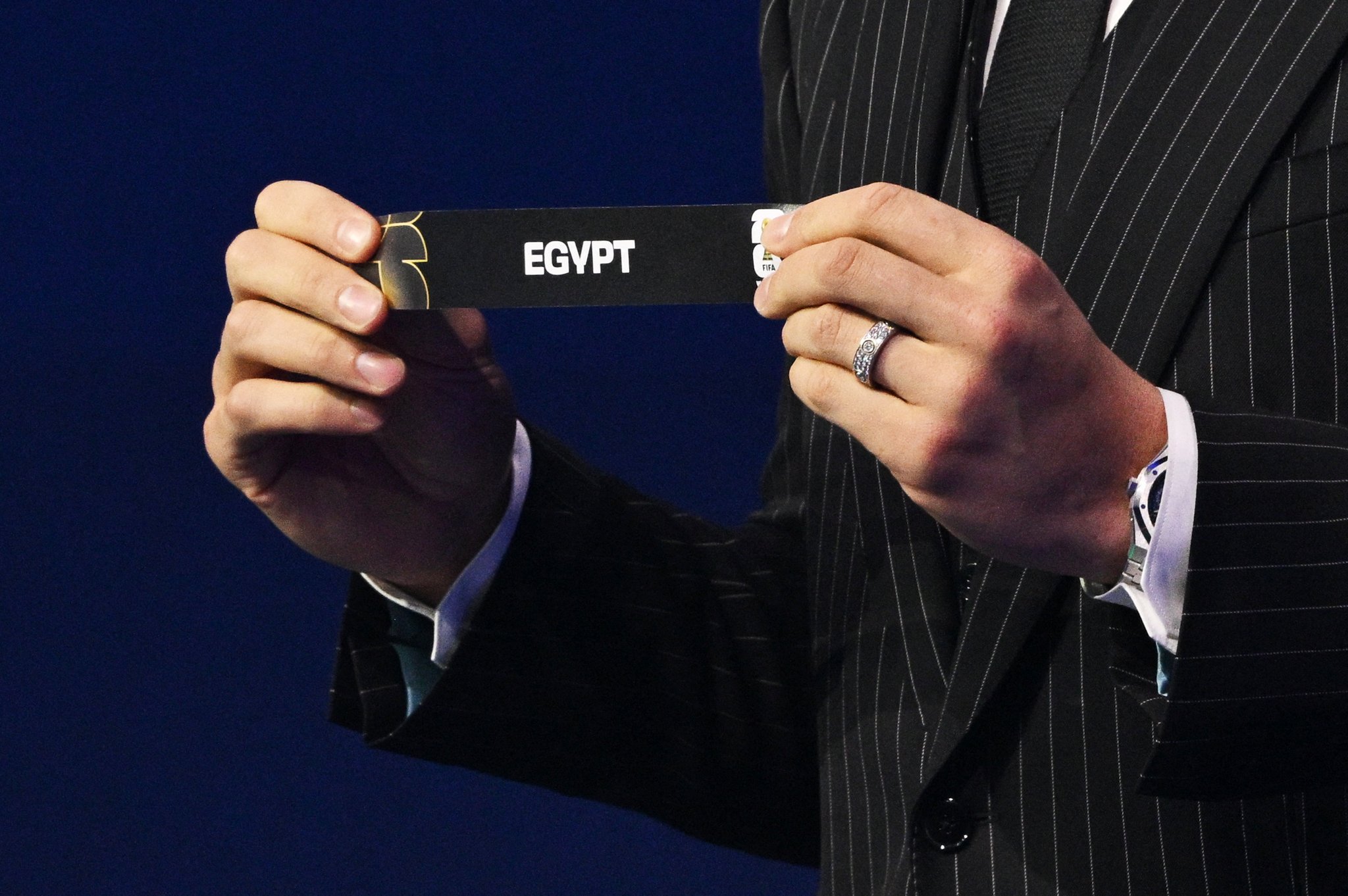 مصر أولهم.. أكبر 6 سعداء بقرعة كأس العالم 2026. أجريت قرعة نهائيات كأس العالم 2026 التي تقام الصيف القادم في الولايات المتحدة الأمريكية وكندا والمكسيك، وأعطت مجموعات متوازنة بعضها صعبة وبعضها في متناول أقوياء المجموعة.. 