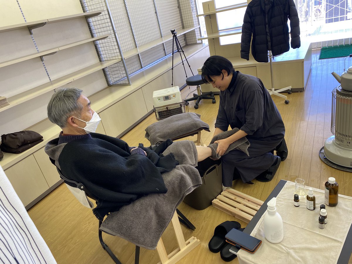 清里駅前・千草で開催されている清里チャレンジラボ、その第一弾が「Relaxation Salon en.」さんの限定オープン(12/6・12/7)です。あいにく告知開始から間も無く二日間の予約枠が全てSoldout !との事。でもよかったら雰囲気だけでも覗いて見て下さい♪とにかく気持ち良さそうでした。