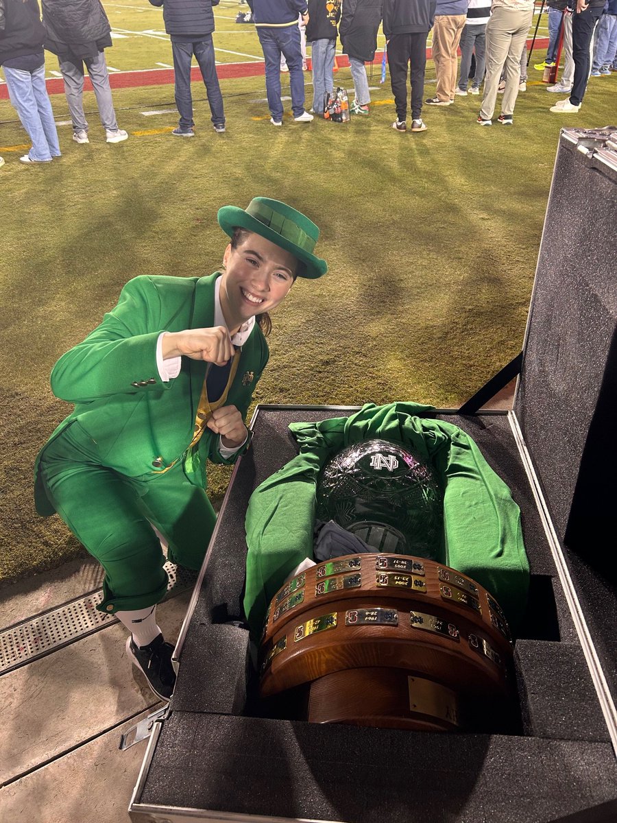 Look who was able to stop by to take a picture with The Legends Trophy before the game started!
#GoIrish