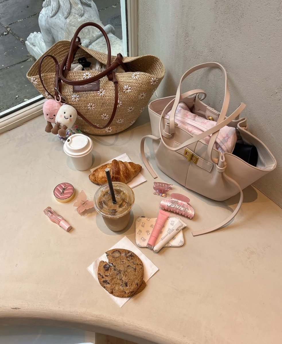 𝚛𝚎𝚒𝚗𝚊 (@flowerinafieldd) on Twitter photo 