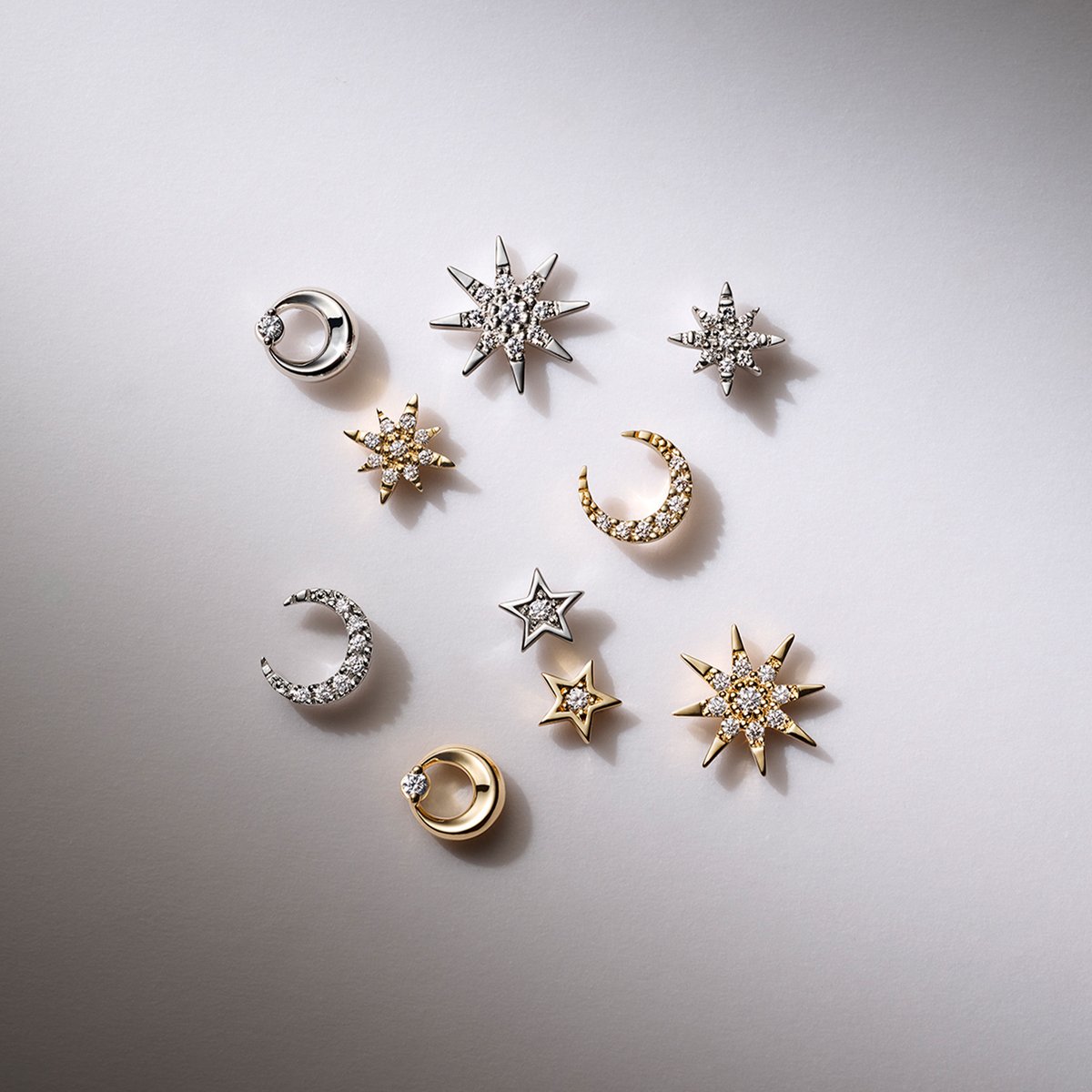 デイリーに活躍する人気のスタッズピアスに、 星や月モチーフが煌めく