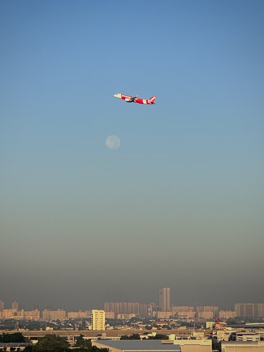 😍 สนามบินดอนเมืองเช้านี้ก็คือเพลง “Fly me to the moon” ลอยมาเลย

🌕พระจันทร์ x แอร์เอเชีย