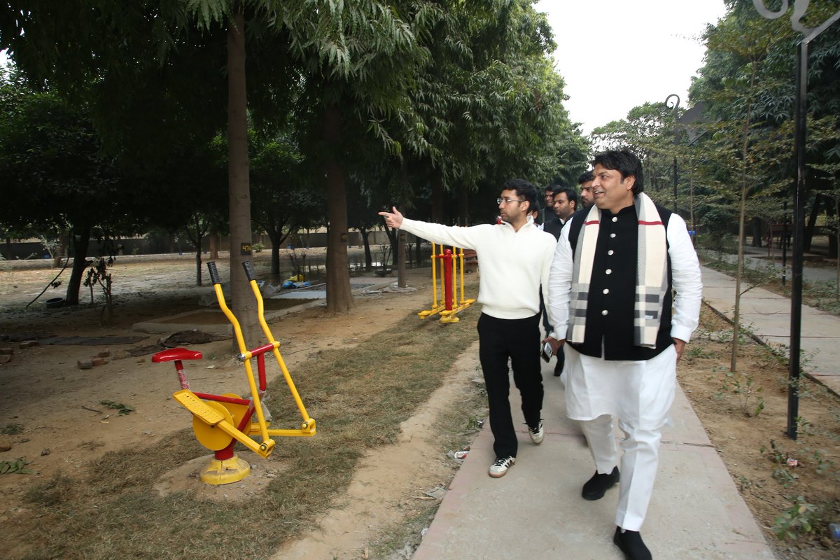 MukeshSharmaGG's tweet photo. 🌳 लेज़र वैली पार्क, गुरुग्राम का निरीक्षण किया और चल रहे विकास कार्यों का विस्तार से जायजा लिया।
☘️ इस दौरान म्यूजिकल फाउंटेन, लेज़र शो, लाइटिंग, स्वच्छता और रखरखाव व्यवस्था की समीक्षा की।
#LaserValleyPark #GurugramDevelopment #UrbanImprovement #SmartCityGurugram https://t.co/7FoAKzDjTX