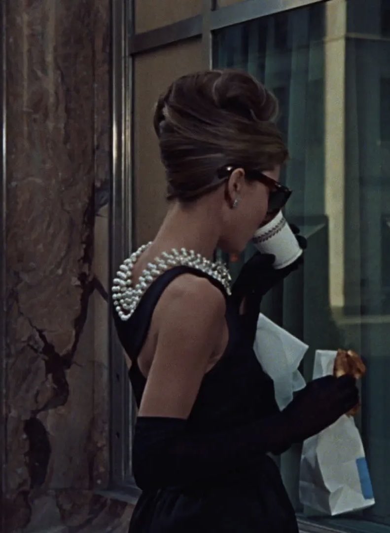 hepburnfiles's tweet image. audrey hepburn in ‘breakfast at tiffany’s’ (1961)
