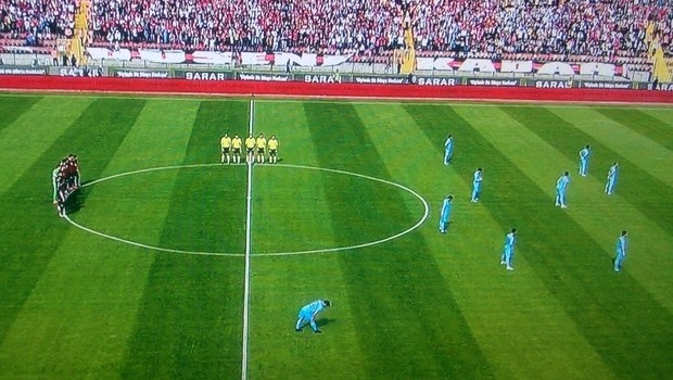 Her takım, hakemlerin lehine yapılan "2 Dakika Düşün" eylemine destek verirken, Trabzonspor bu saçmalığa karşı çıkan tek kulüptü.

O yüzden bugün hiç kimse kalkıp da Trabzonspor'a dil uzatmasın. Hele ki kucaklarından inmedikleri rakiplerine kupa hediye eden p.ştlar hiç konuşmasın