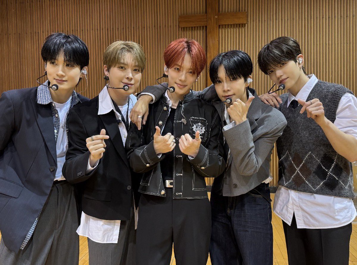 the_verivery's tweet photo. [📸] 2025.12.05 #오늘우리학교는   멋진 무대로 학생들에게  행복을 선물해 준 베리베리✨   #베리베리 #VERIVERY #VRVR #Lost_and_Found #RED #RED_Beggin https://t.co/zcmlniJDsH
