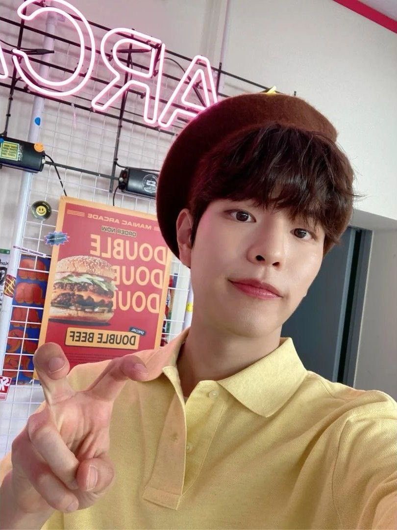 seungminismos's tweet image. vou chorar de amor meu deus olhem isso LITERALMENTE O SEUNGMIN DE ROUPINHA DE POMPOMPURIN