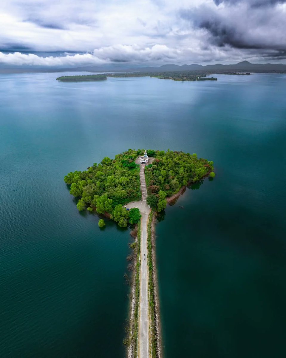 IndiaXplores's tweet photo. Temple at the end of the world’s calmest road!
#Temple https://t.co/9Iyjhzwqc4