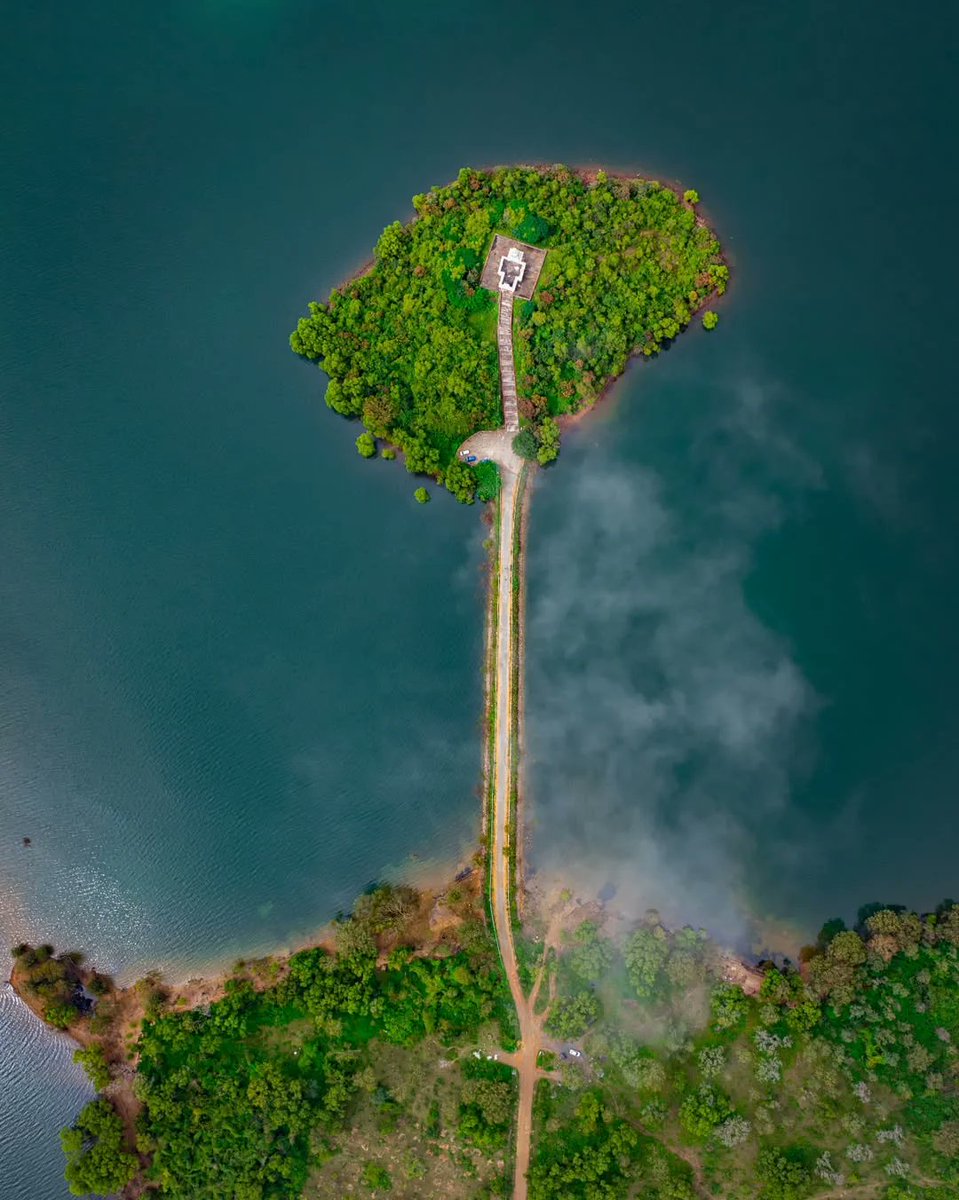 IndiaXplores's tweet photo. Temple at the end of the world’s calmest road!
#Temple https://t.co/9Iyjhzwqc4