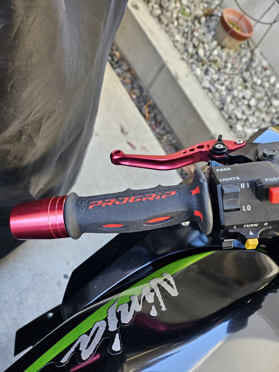 Ninja150RR_'s tweet photo. へたったグリップも交換 https://t.co/ipavWCYPr3