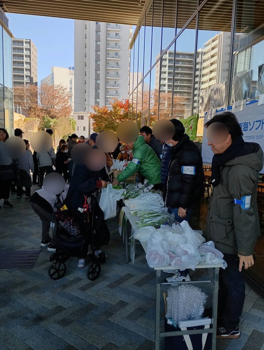 今日は　#子ども食堂クリスマス会　
朝からたくさんの方々が集まってきてくれました。
ハヤシライスとケーキとみかん
東海ソフトcさんの障害を持った方々の作った野菜も大好評です。
食べにきてね
#かめじまご縁食堂