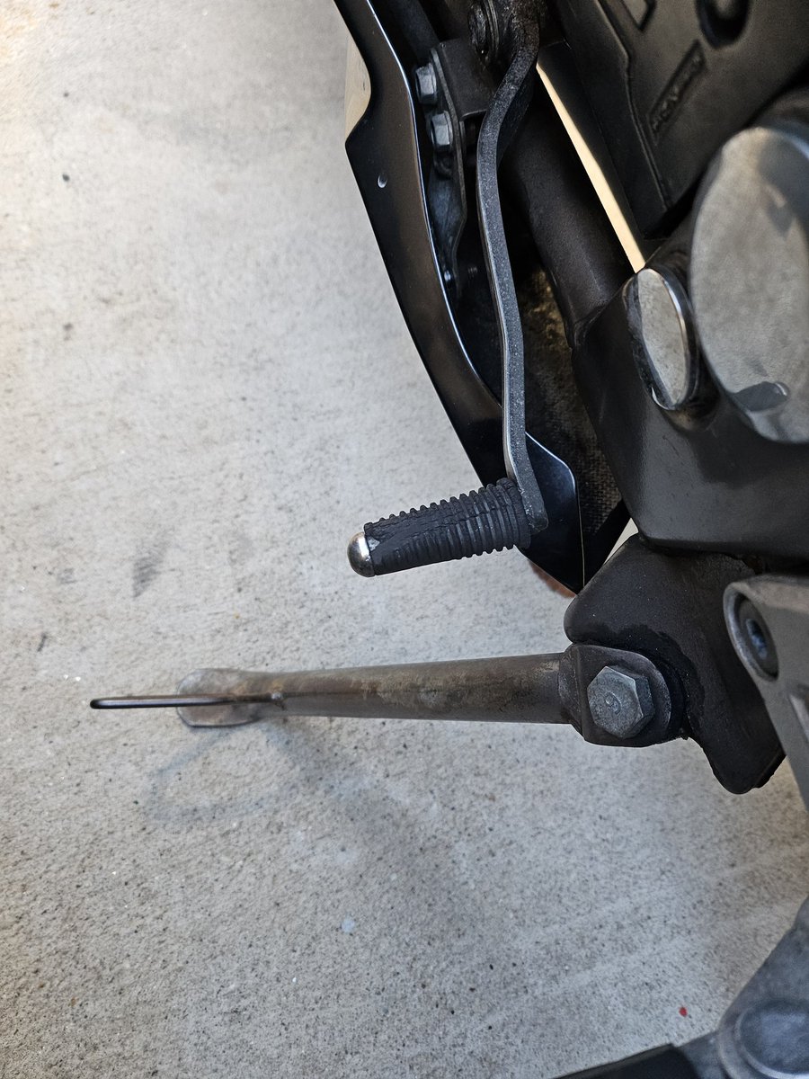 Ninja150RR_'s tweet photo. ついでにシフトペダルゴムもすり減ってたから交換ー https://t.co/cIiDTCrEo5