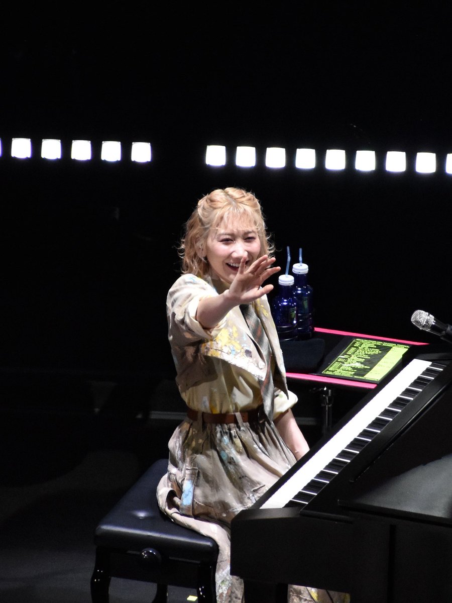 o3bl3_fg's tweet photo. 11.18
私もいつか手振られたい✋🏻（？）

@saori_skow 
#Phoenix #SEKAINOOWARI https://t.co/rsrHJUFeuj
