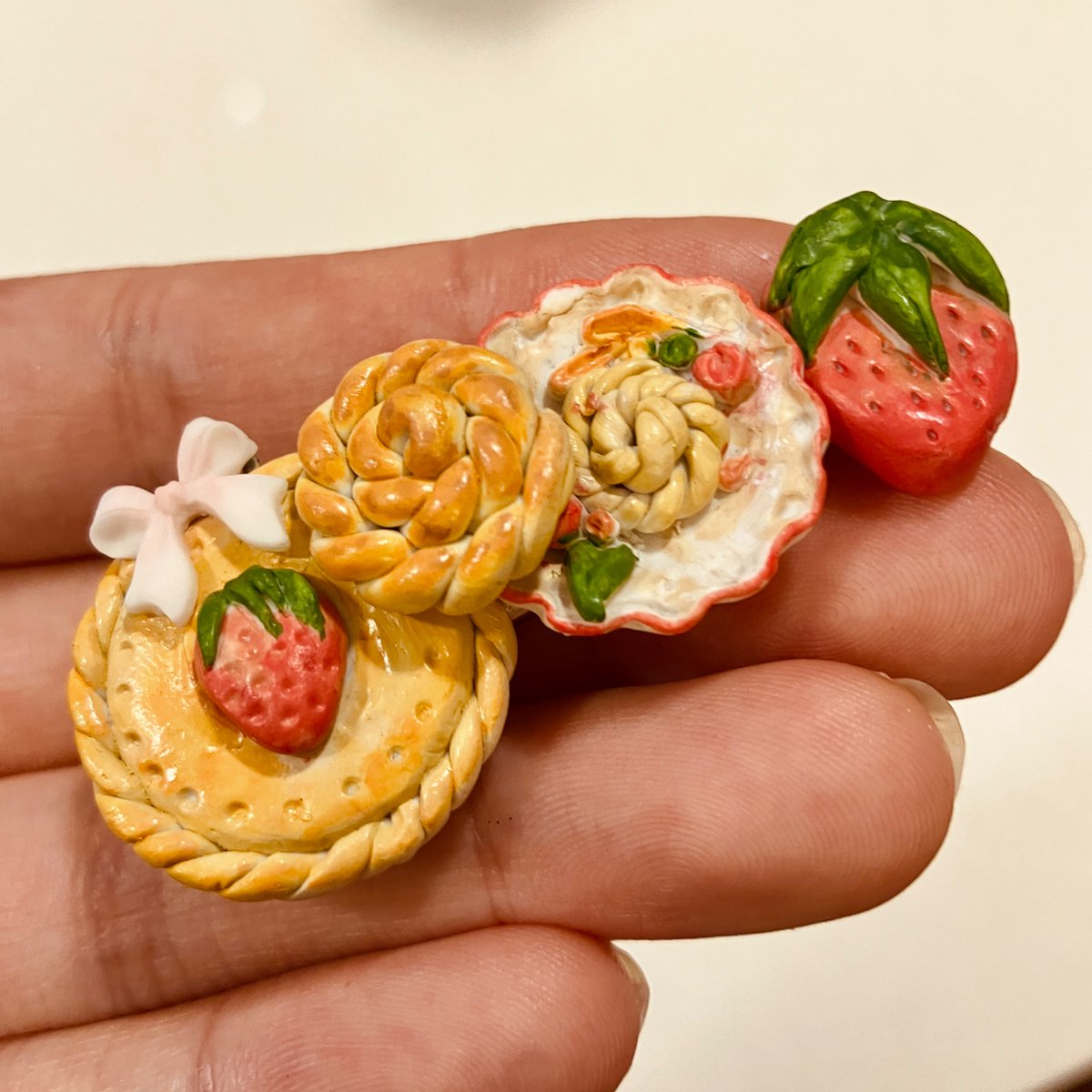 eliarts972's tweet photo. Here’s some cute crafts I’ve done lately sorry no drawings to post 😔 https://t.co/qAhLDwtCYD