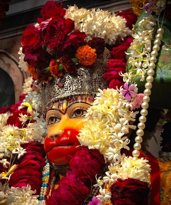 जहाँ हनुमान हैं, वहाँ निराशा नहीं,
जहाँ आपका नाम है, वहाँ हार नहीं।
जो हृदय से पुकारे "जय श्री राम",
वहाँ संकटमोचन की कृपा कम नहीं।