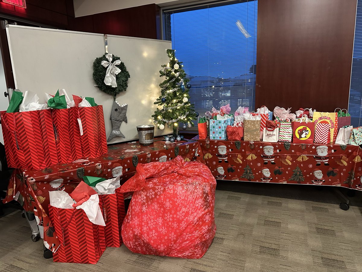 𝗠𝗲𝗿𝗿𝘆 𝗖𝗵𝗿𝗶𝘀𝘁𝗺𝗮𝘀 𝗮𝗻𝗱 𝗛𝗮𝗽𝗽𝘆 𝗛𝗼𝗹𝗶𝗱𝗮𝘆𝘀! 🎄

#FamilyTime | #FinsUpForever