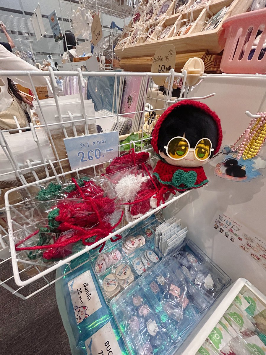 จัดบูธเสร็จแล้วค่า วันนี้ใครแวะมา #YOLOARTFEST2025 แวะมาหากันได้นะคะ🫶🎄