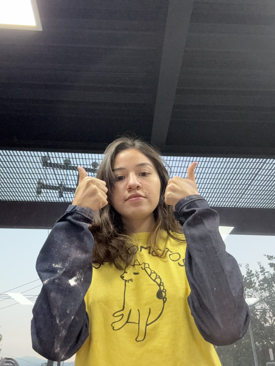 Selfies de hace un año pintando como loca para mi querida #SoyFrankelda mi amiga de costura ItziRopitas me hizo unas mangas para no ensuciarme tanto jejej