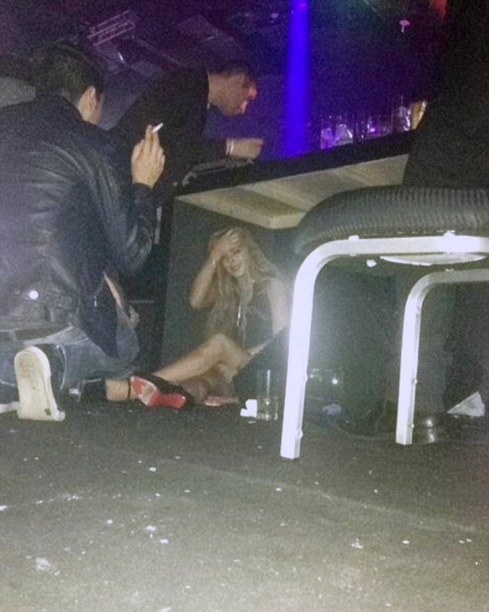 lindsay lohan crying while hiding under a table in a brazilian nightclub, 2013