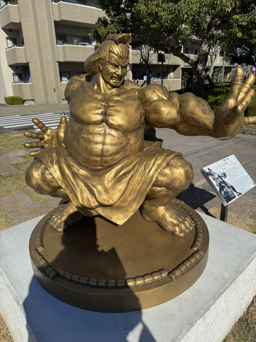 ムエタイ戦士  銅像 今日は橿原神宮前駅にあるエドモンド本田の銅像観にきました😆 カッコ