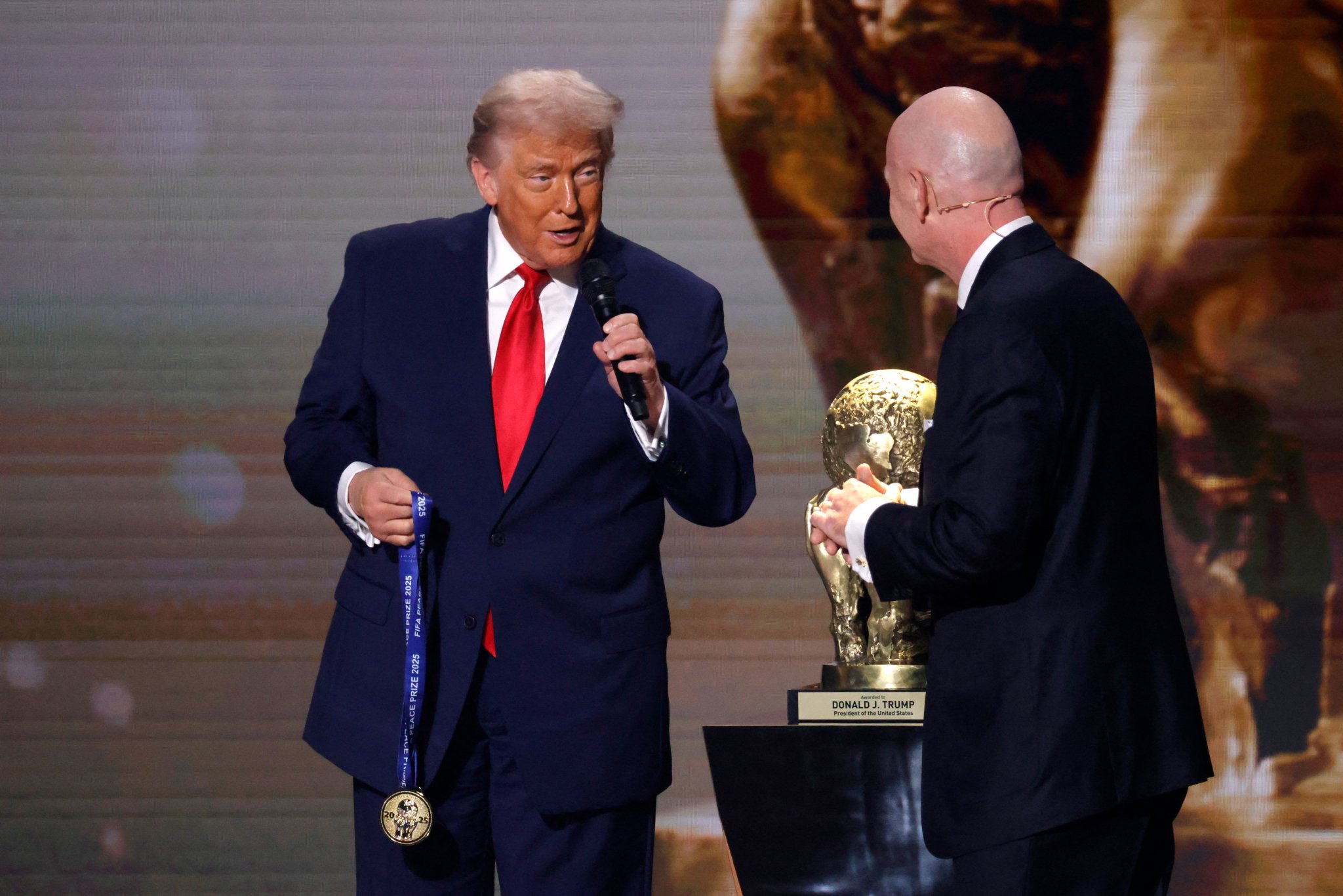 "واضح أنها مدبرة".. هل تلاعب الفيفا بقرعة كأس العالم؟. اشتعلت مواقع التواصل الاجتماعي باتهامات صريحة بالتلاعب في قرعة كأس العالم 2026، بعدما حصلت الولايات المتحدة على مجموعة وُصفت بأنها "الأكثر سهولة" في البطولة، في حفل حضره الرئيس الأمريكي دونالد ترامب وشهد كثيرًا من الجدل 