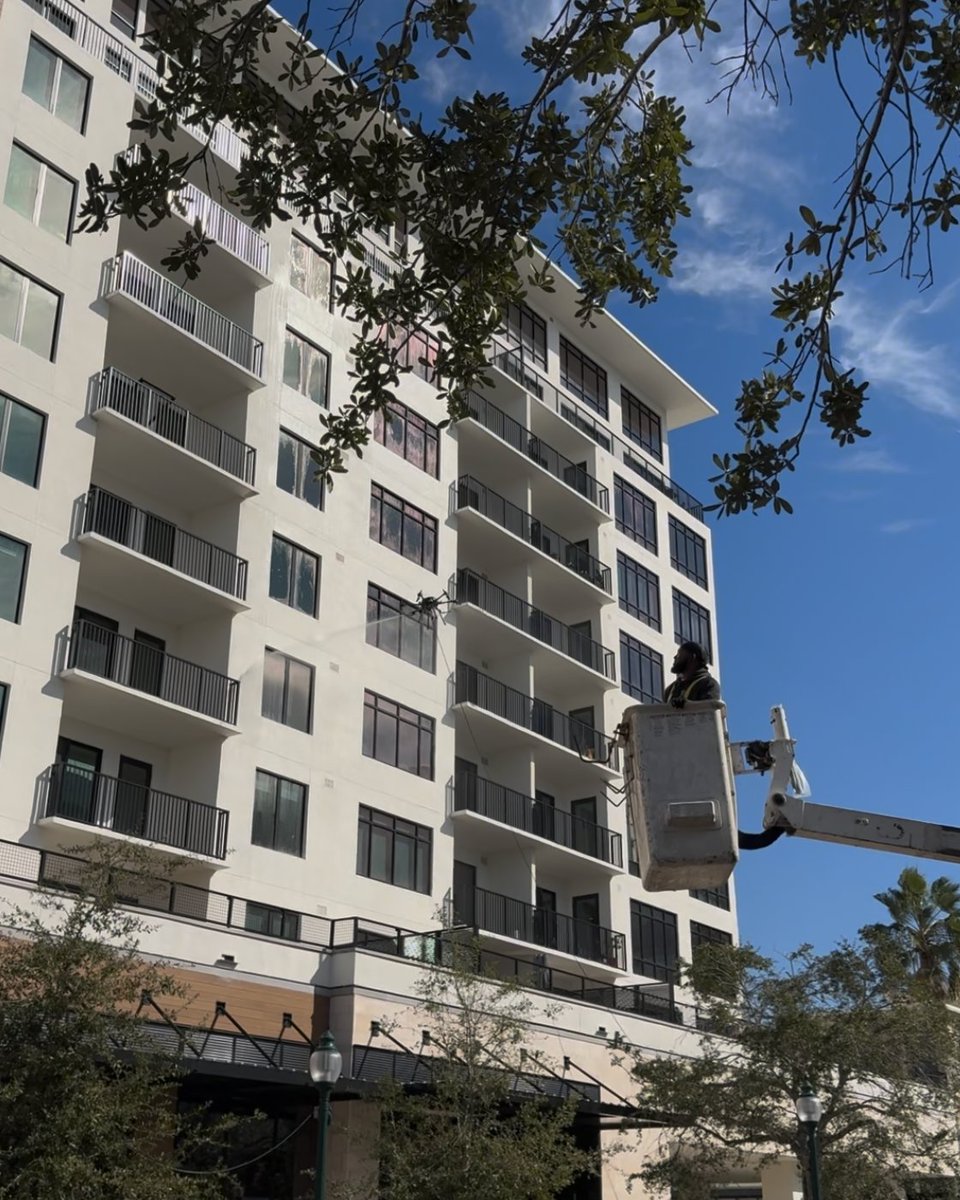 Lucid_Bots's tweet photo. Content from a customer visit with Window Hero Northern Tampa a few weeks ago. 

Check out this job, we know the guys on the lift were interested. 

#SherpaDrone
#LucidBots https://t.co/Ya0PKjSJqu