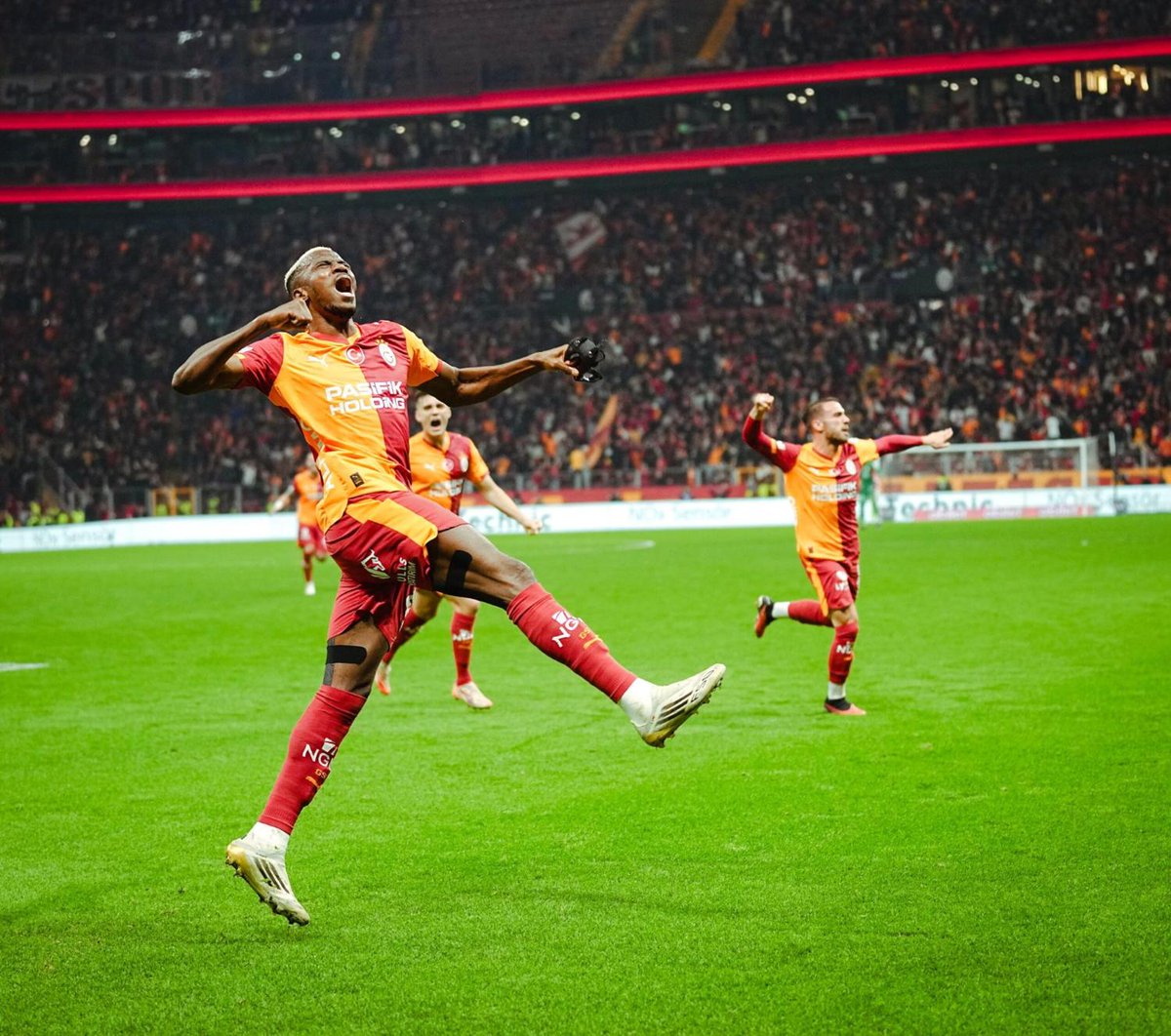 Victor Osimhen’s stunning stoppage-time bicycle kick secures Galatasaray a dramatic 3-2 victory over Samsunspor. completesports.com/osimhen-scores…