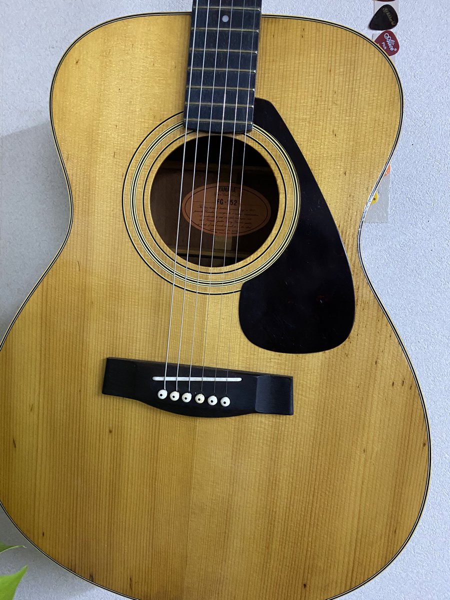 hitabi's tweet photo. ジョンレノンが使っていたYAMAHAFG 152 https://t.co/Y7NXnFB4uT