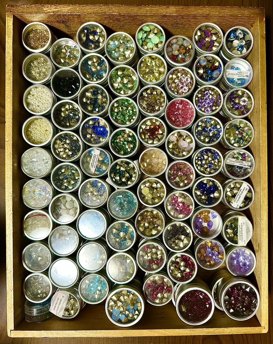 暫く背面箔無しのグラスストーンばかり使っていましたが、抽斗整頓してみて改めて、箔有りの✨✨も好いな、と。

スワロの現行品で手に入る色味がとても少なくなってしまったので殆どの色は現行品…ではなくなってしまいました。