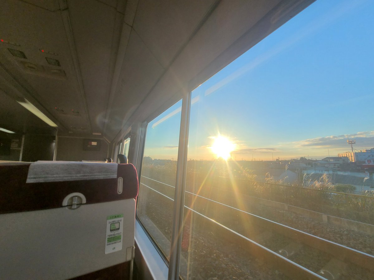 endlesslongtri1's tweet photo. 沼津始発の上野東京ラインに乗って見る朝日。至福のひととき。たまんない。 https://t.co/JrudJnFwft