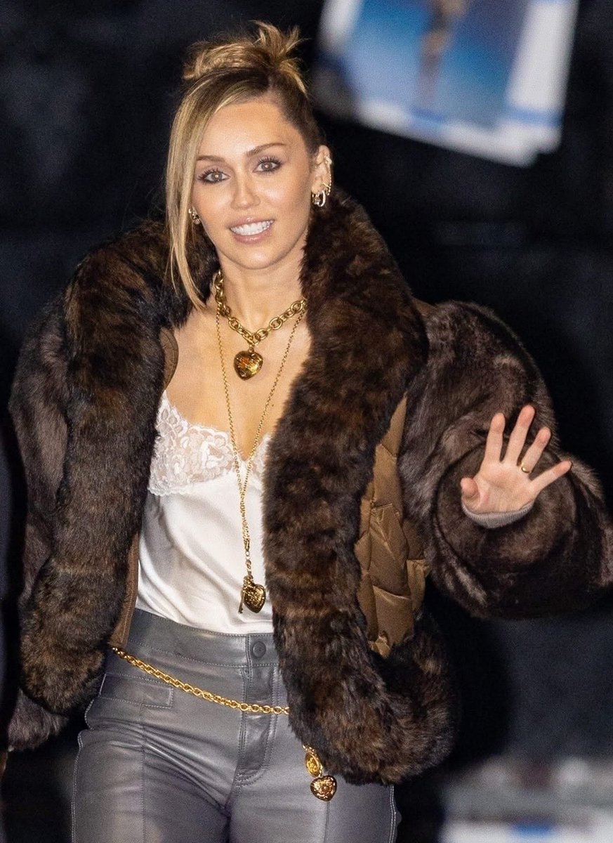 PopCulture2000s's tweet photo. miley cyrus. https://t.co/YYswBZOyzJ