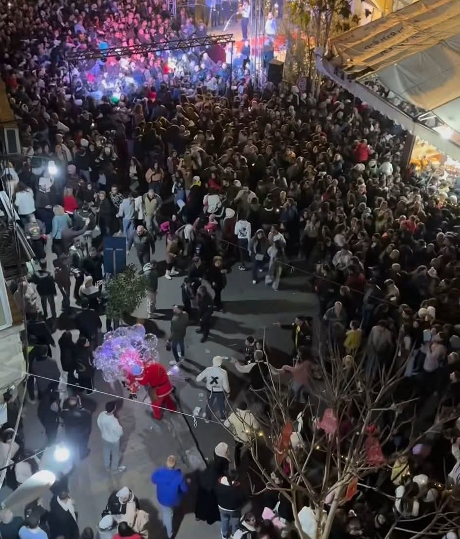 حدث في #دويلعة في #دمشق

خلال تجمع شعبي كبير  لافتتاح شجرة الميلاد، و تأمين المنطقة من #الأمن_العام جاء شخصين ومعهم أعلام ورايات تعامل معهم عناصر الأمن واوقفوهم ...

قبل أن تصرخ إحدى السيدات أن هناك إرهابيين يريدون تفجير المكان..
لتبدأ حالة من الفوضى والتدافع بين الجموع، ما أدى