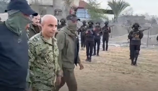 مشهد متداول لظهور الخائن 2 غسان الدهيني.. يتفقد بقية الخونة بعد مصرع الخائن رقم 1 ياسر ابو شباب  .. و يعتقد أن الدهيني هو العقل المدبر و الأكثر خطورة في مجموعة الخونة .. 
#ياسر_ابو_شباب