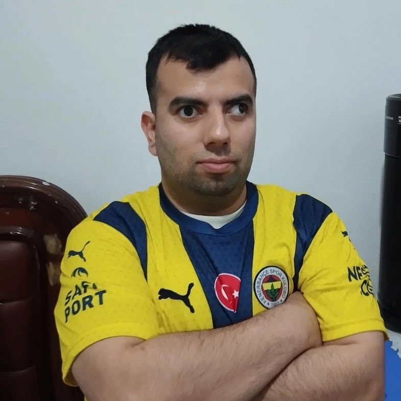 Derbilerde golü yok, 6-0’lık efsane maçta 2 gol atmadı. Resmi bir maçta Fenerbahçe forması giymedi. Ama Kadıköy Boğası denilince akla Mustafa geliyor. Sen hak etmiyorsun, Mustafa ediyor.