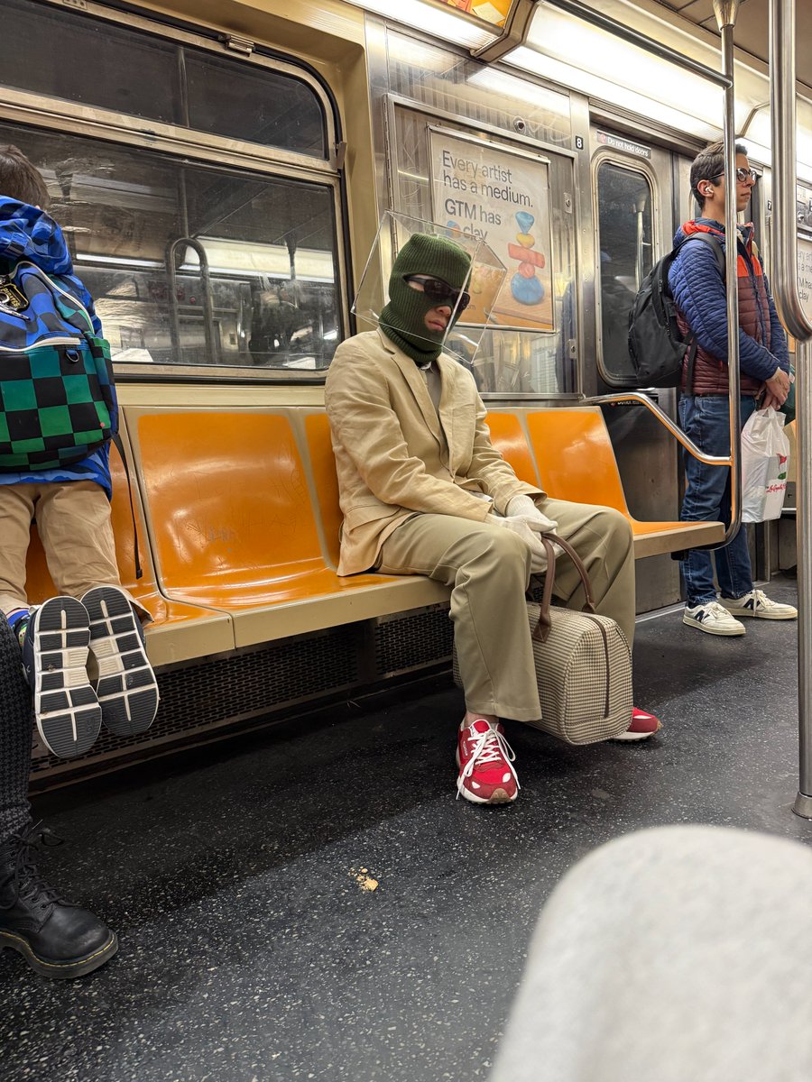 LT101919's tweet photo. I refuse to believe NYC is a real city wtf is this https://t.co/pCSvDlKqQH